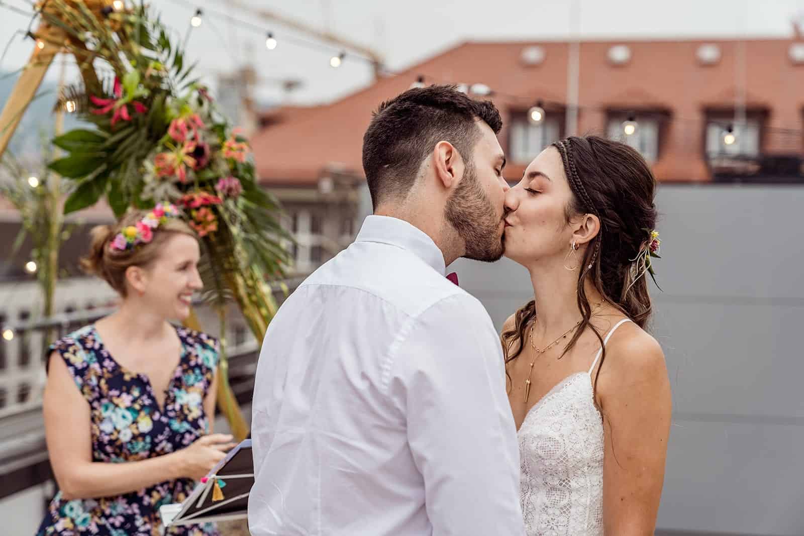 couple kissing