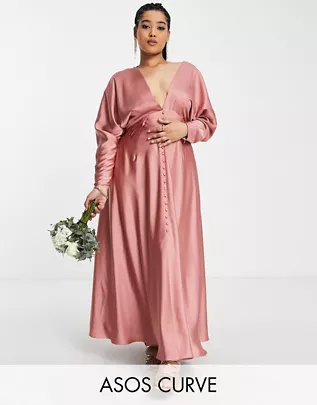 pluse size bridesmaid in a pink long sleeve dress