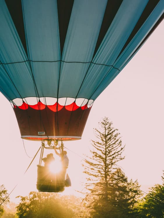 couple taking off on a adventure hot air balloon ride