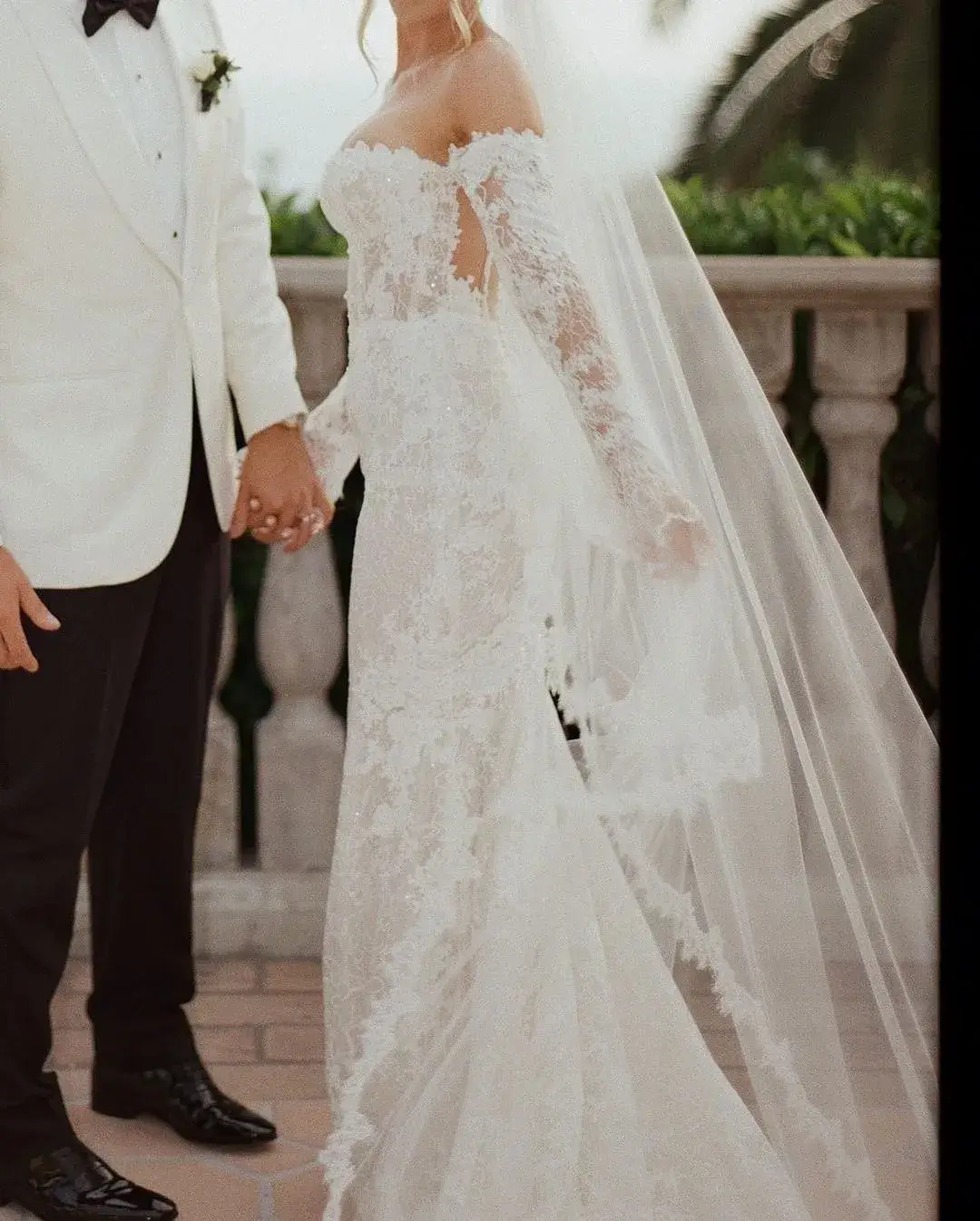 bride in lace detachable sleeves