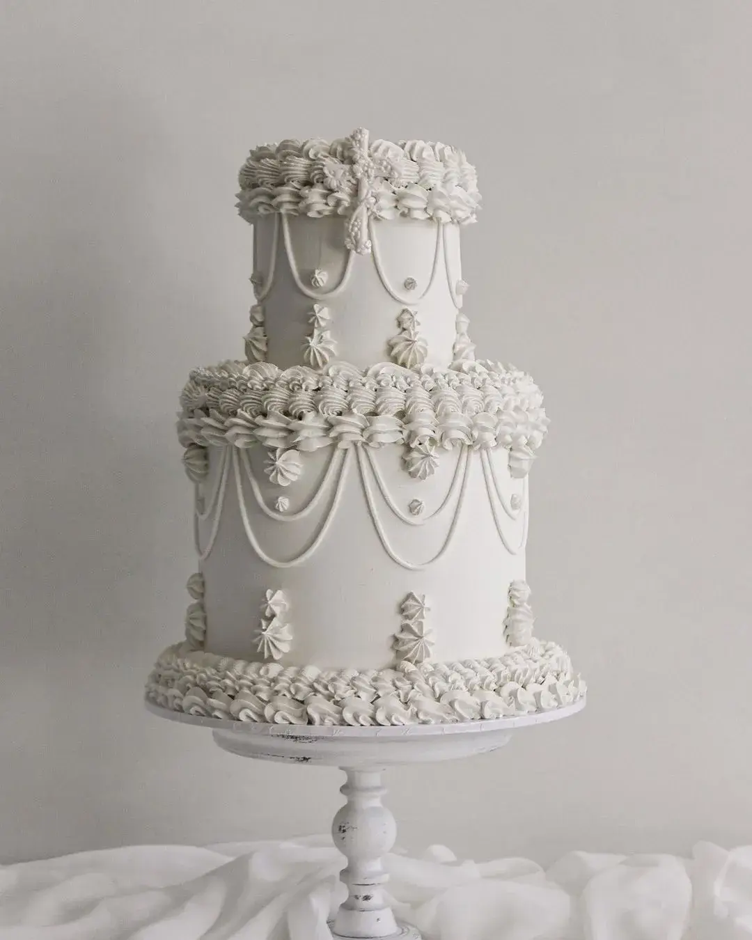 white lambet wedding cake gothic style