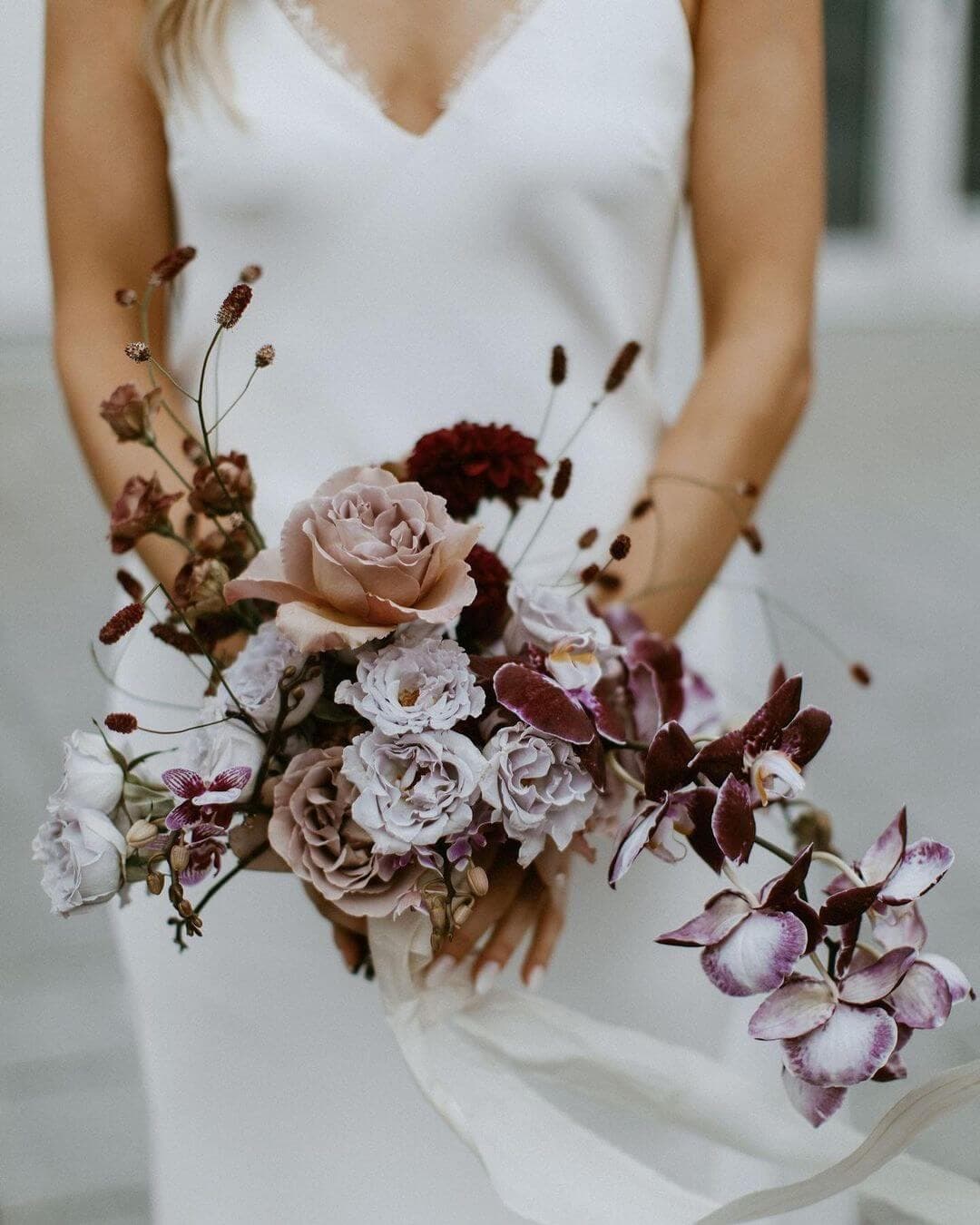 bride holding an elegent bridal bouquet