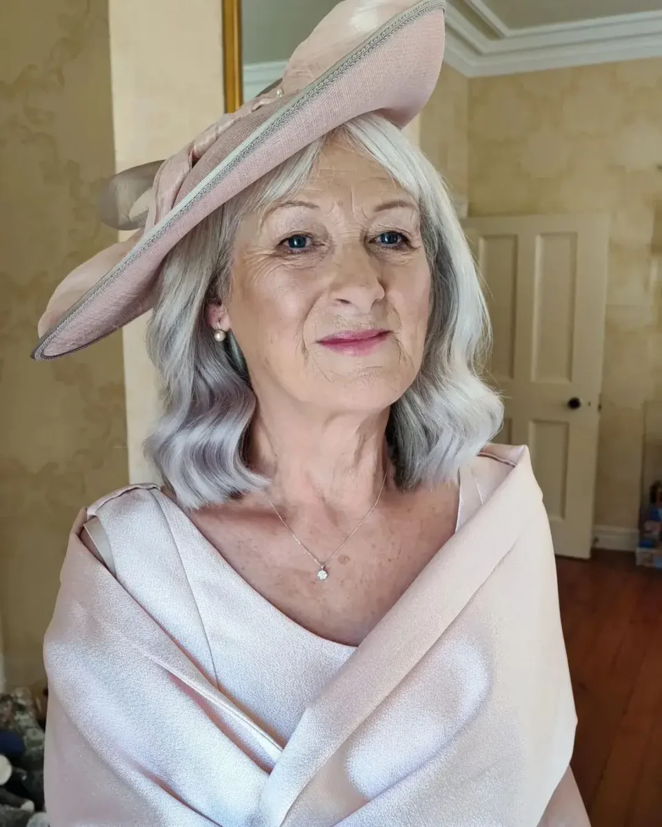 mother in hat with loose waves in hair