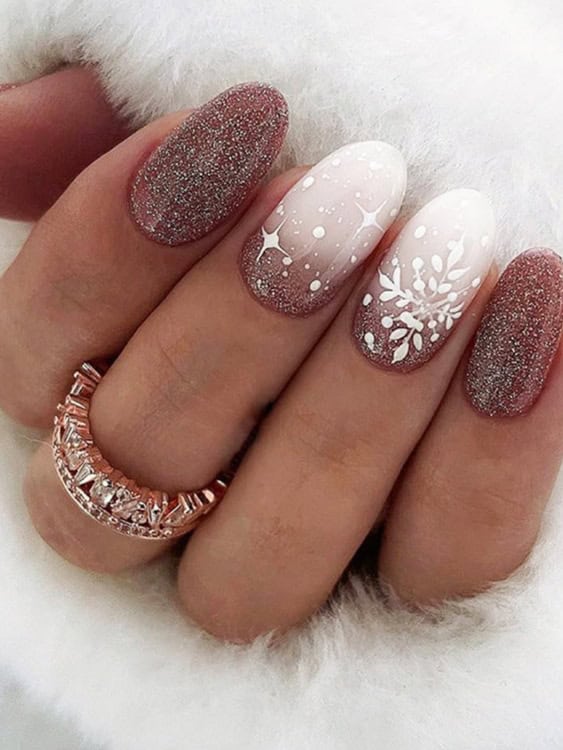 The snowflake and star details are beautifully intricate, adding that seasonal touch while still keeping the nails elegant. 