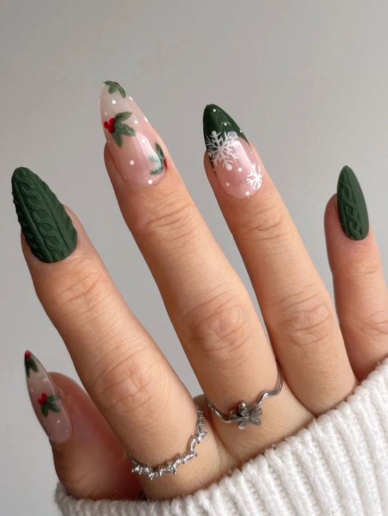 This set combines matte green “sweater” texture nails with glossy holly leaf designs and snowflake accents. 