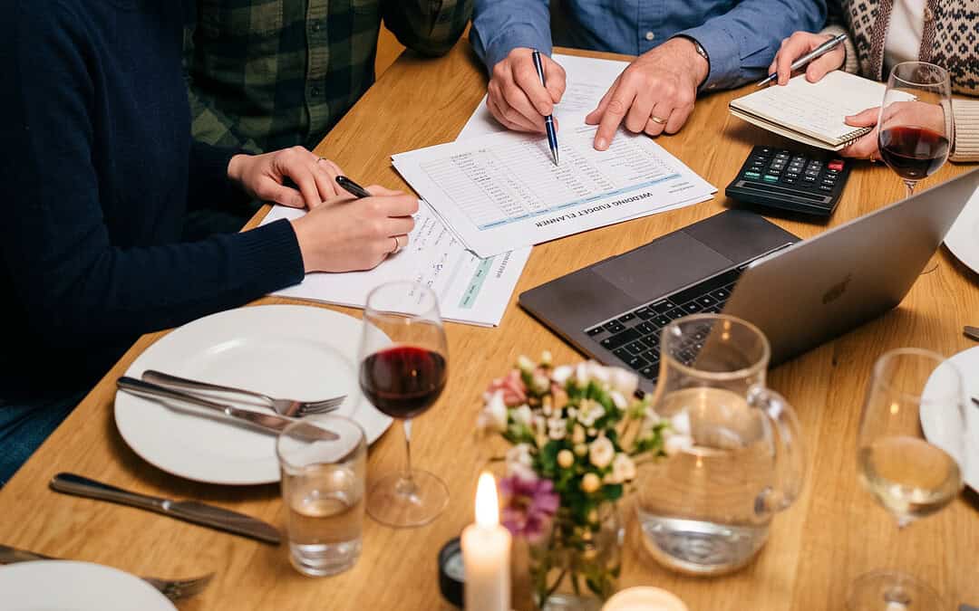 How Mothers Can Help With the Wedding Guest List Without Overstepping
